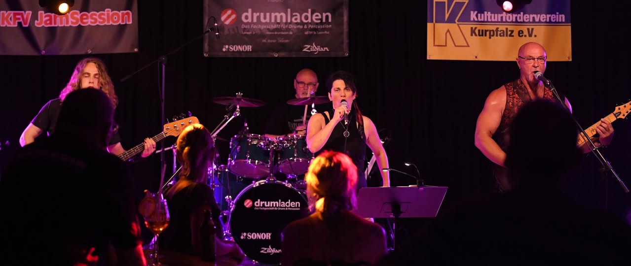 Live-Konzert – Sängerin auf der Bühne